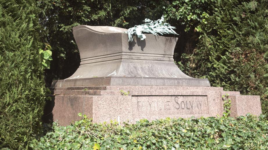 Afb. 3 Sarcofaag voor de familie Solvay, begraafplaats van Elsene, 1894 (sokkel van 1924), arch. Victor Horta, perk W, hoek b15 en b16, concessie 3357 (2008 Epitaaf vzw).