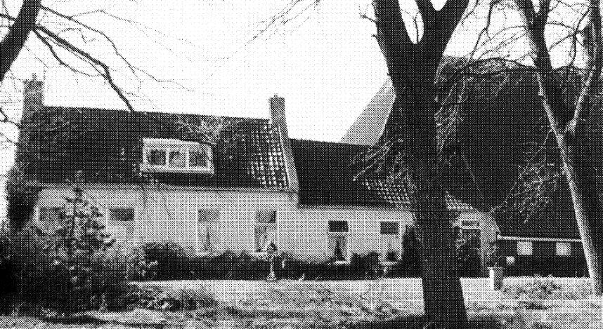 Langs de Dijksterweg en achter de dijk Enkele huisjes op dijklegers zijn weggespoeld De bewoners van de meeste grote boerderijen overleven (Groot-Halsum, Heemsterheerd afb.