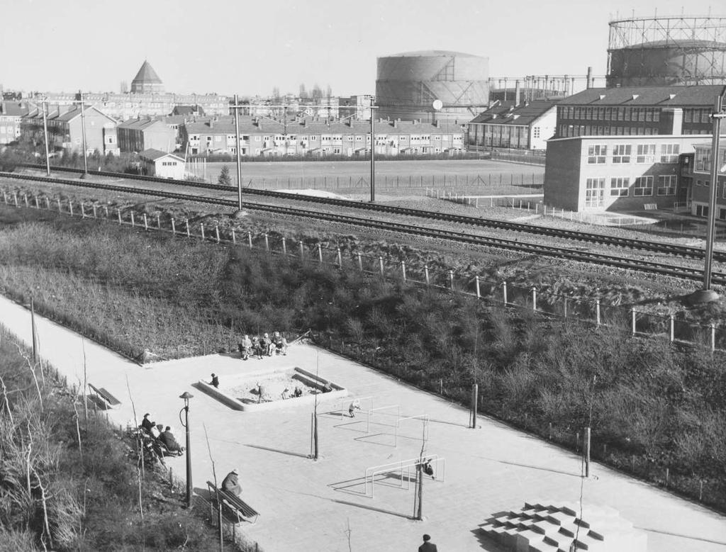 Spoor en Van der Vijverstraat, jaren 60 Rechts: Eerste