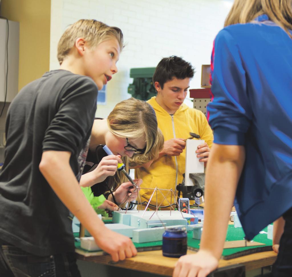 Voorwoord Robbert Dijkgraaf Toen ik op school zat wilde ik altijd weten hoe dingen werkten. Waarom valt de maan niet naar beneden? Hoe werkt de motor van een auto? Hoe oud is de aarde?