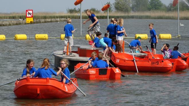 Schoolreisje We gingen met 2 bussen naar het Zuiderzeemuseum. Toen we er waren kwamen we eerst in een gebouw. Daarna gingen we naar de boot en toen waren we er echt. Het was allemaal nagebouwd.