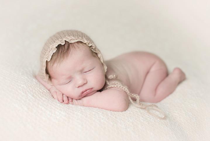 Voor een newbornshoot in onze studio kan u kiezen uit volgende mogelijkheden: - Shoot incl 10 digitale bestanden in hoge resolutie: 350 - Shoot & Luxe Album + 10 digitale HR bestanden: 495 - Shoot &