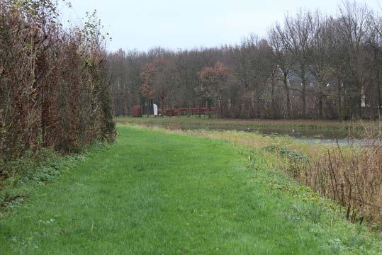 gehuisveste honingbijen. Nu worden de honingbijen na de bloei van de fruitbomen elders geplaatst, omdat er te weinig voedsel aanwezig is.