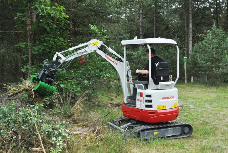 TAKEUCHI De hydraulisch uitschuifbare onderwagen zorgt voor een COMPACT, ZONDER COMPROMIS IN CAPACITEIT TAKEUCHI TB215R DE TB215R IS HET ANTWOORD OP DE VRAAG VAN ONZE KLANTEN VOOR EEN COMPACTE 1,5