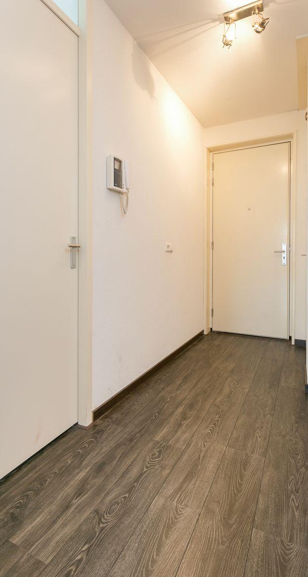 5 franksweegersmakelaardij.nl Appartement Royale entree/hal met een garderobenis, een videointercom en een moderne groepenkast.