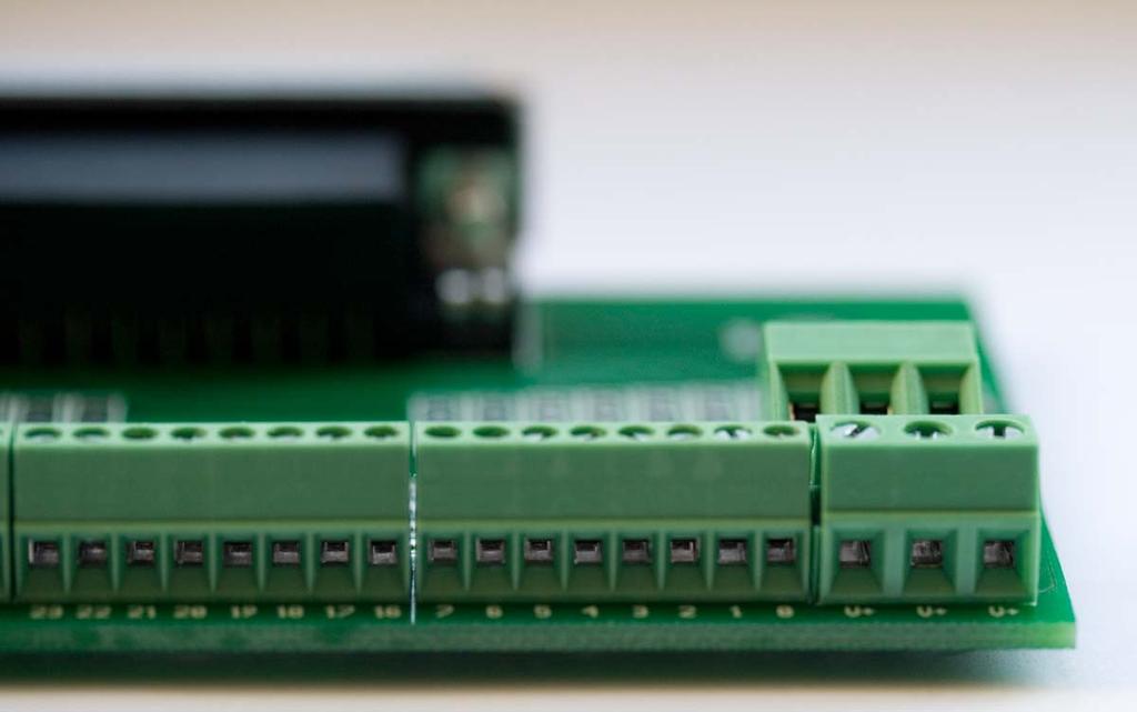 1 Inleiding De modules OC32, OM32, PM32 en RM51/RM-H zijn uitgerust met een 37 polige sub-d connector voor de aansluiting van te besturen onderdelen.