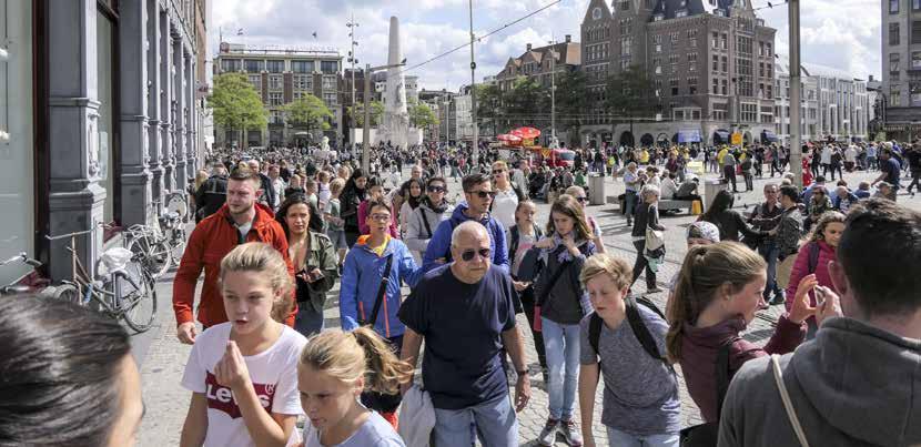 Prioriteit 3 Bewaken en verbeteren van de leefbaarheid (drukte) De Amsterdamse binnenstad wordt steeds drukker met dagjesmensen en toeristen die voor een avond of een weekend komen.