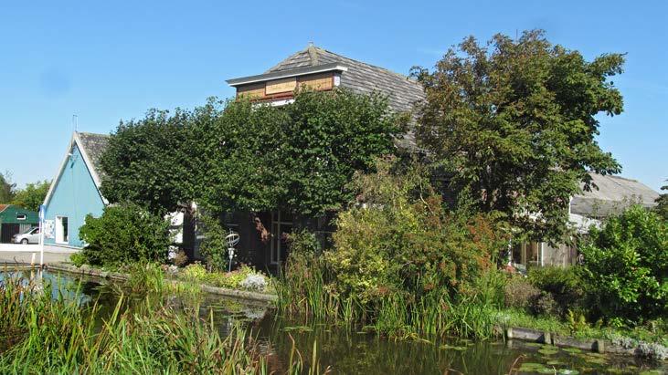 Voorweg 208 Boerderij Vaders Wens uit 1915 en twee schuren De boerderij is van belang als goed voorbeeld van de overgangsarchitectuur met de kenmerkende details van de wit gepleisterde lateien boven