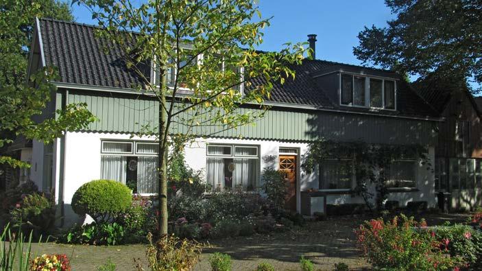 Voorweg 80 (-82) Woonhuis (oorspronkelijk twee arbeiderswoningen uit 1868), verbouwd in 1958 Het lage en langgerekte woonhuis, oorspronkelijk bestaande uit twee arbeiderswoningen, is door zijn