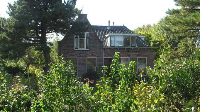 De woning hoorde bij de boerderij Voorweg 111 die ten behoeve van de aanleg van de Meerzichtlaan is afgebroken en vormt daaraan nog de enige herinnering.