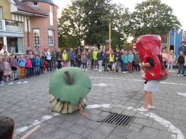 Thema Afval Tijdens de maand oktober werkten we met de hele school rond afval. We gingen de eerste dag allemaal op zoek naar zwerfvuil in de omgeving.