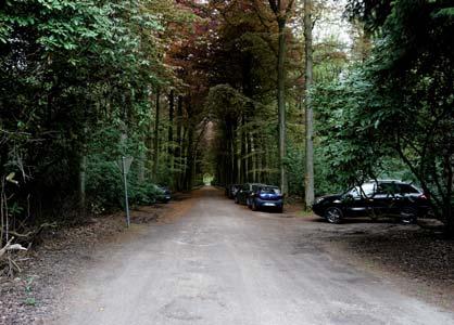 DE TERUGWEG IK GA MET DE AUTO Ik stap van de kinderboerderij naar de parking waar de auto geparkeerd