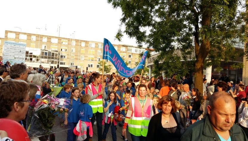 Namens de ouderraad De Avondvierdaagse: 23, 24, 25 en 26 mei 2016 Het was weer een feestje om de avondvierdaagse te lopen met heel veel kinderen, leerkrachten en ouders van De Wijngaard!