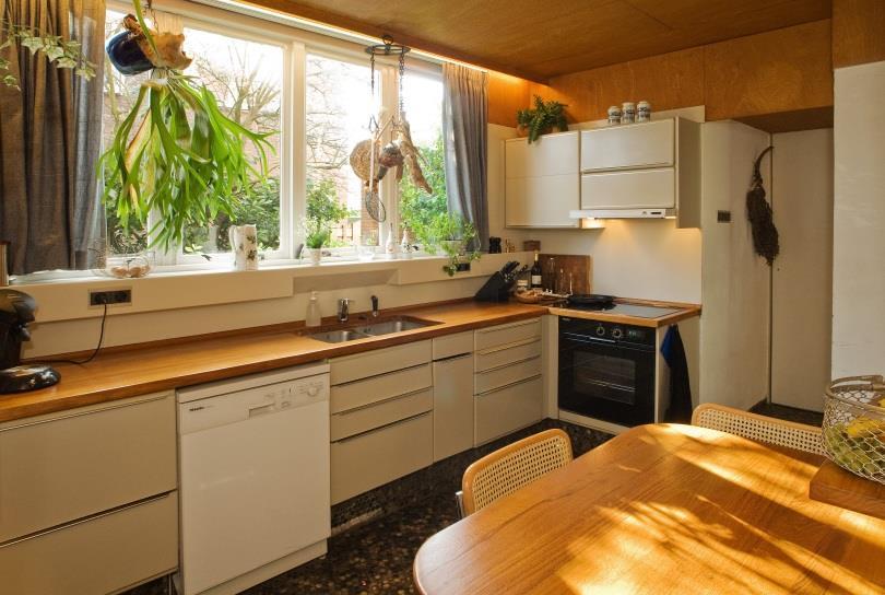 De keuken (ca. 12 m²) is zowel vanuit de living als de hal te betreden.
