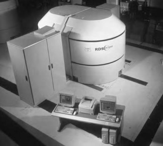 Opgave 5 Cyclotron In ziekenhuizen maakt men met een figuur 1 cyclotron radioactieve isotopen die gebruikt worden voor diagnostiek. Zie de foto in figuur 1.