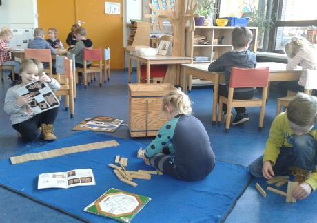 Afval Op school willen we de kinderen graag bewust maken van het scheiden van het afval.