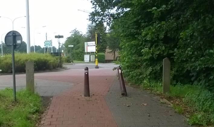 Fietswegen naast Expresweg Als de kans klein is op sluipverkeer, moeten er geen paaltjes voorzien worden. Het is duidelijk dat deze zone bedoeld is voor voetgangers en fietsers.
