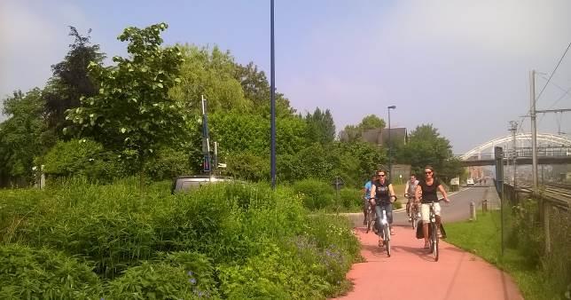 In een fietsstraat is autoverkeer toegelaten maar moet het achter de fietsers blijven. Ter hoogte van de overgang van fietsstraat naar fietspad is de zichtbaarheid beperkt.