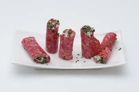 2 Rotolli di salame e mascarpone con cipolli Plakken salami