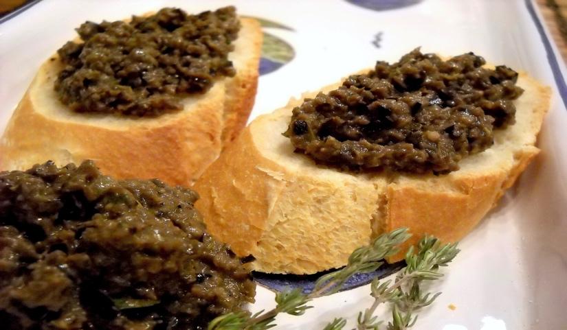 4 Bruschetti e crostini Een hele rijke variatie van Italiaanse voor- en bijgerechtjes zijn de met een tapenade besmeerde plakjes (wel of niet geroosterd) stokbrood.