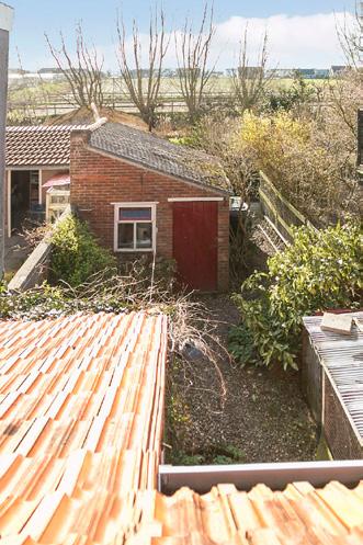 Eerste verdieping Aankomend op de overloop van de 1e verdieping treft u de omvormer voor de zonnepanelen aan. U heeft van hier uit toegang tot 2 slaapkamers en de badkamer.