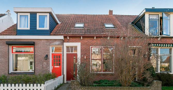 Klussers opgelet: wij mogen u een, in een populaire straat gelegen, gunstig geprijsde tussenwoning op 132 m2 eigen grond aanbieden.