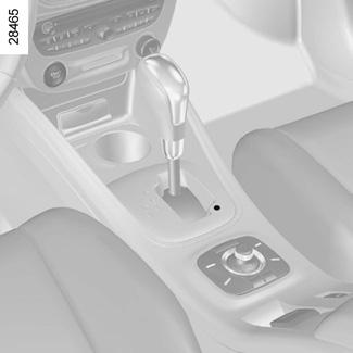 Slepen: storing (1/2) Vóór het slepen moet u altijd de stuurkolom ontgrendelen: voet op het koppelingspedaal, schakel de eerste versnelling in (hendel in stand N of R voor een auto met automatische