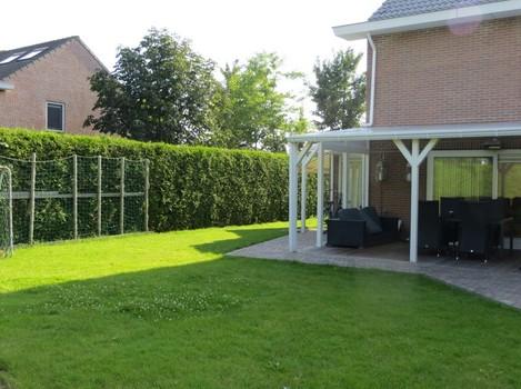 LIGGING & INDELING Tuin Royale tuin rondom gelegen op het zuid westen.