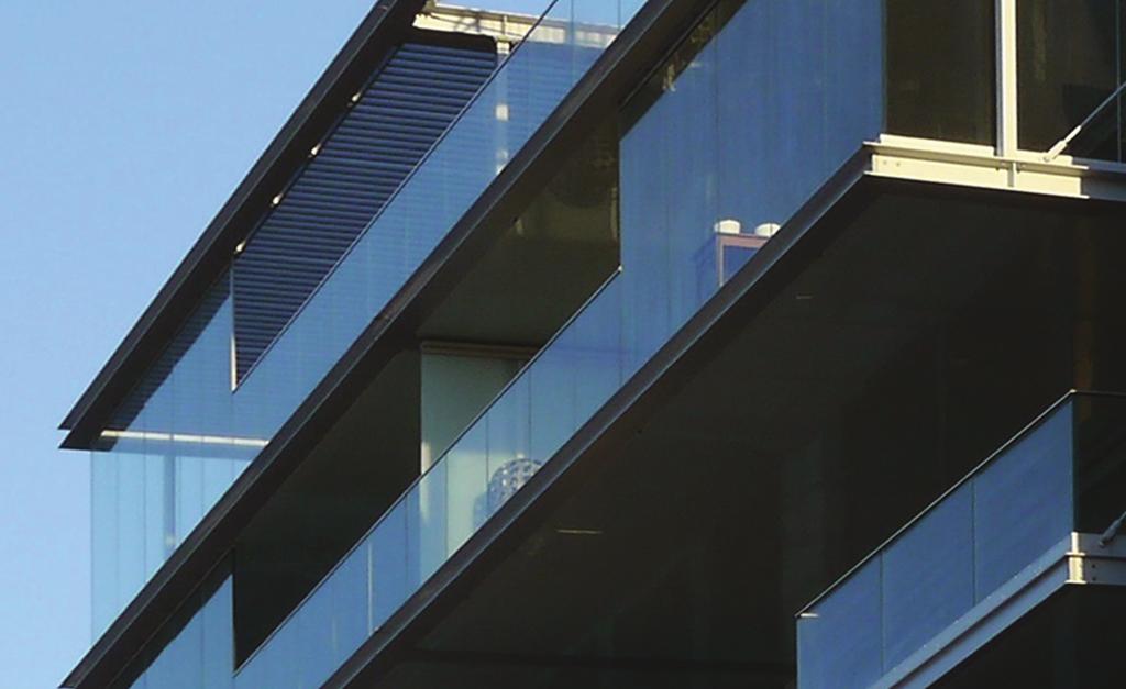 Daarboven de beglaasde terrassen en heel belangrijk: ook de onderkant van de uitkragingen zijn met glas bekleed, waardoor het water mooi reflecteer in het gebouw.