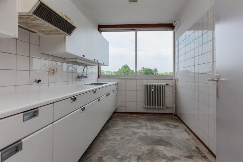 De keuken: De aparte keuken is voorzien van een wit keukenblok met een spoelbak en een vrij uitzicht door de wijk