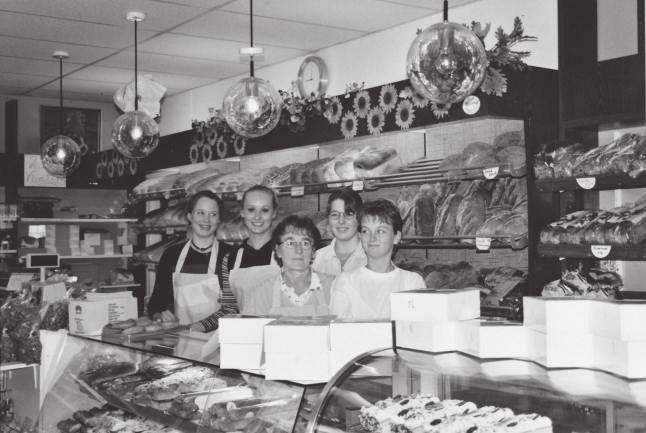 Dames achter de toonbank. V.l.n.r.: Marieke van Hiensbergen (Wapserveen), Erna de Ruiter (Vledder), Ali Spikman-Hahn (Frederiksoord), Diny Kamping (Vledder), Simone Ovinge (Uffelte).