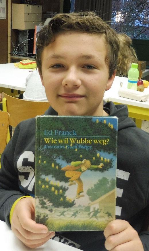 Wie wil Yari weg? Woensdag hield Yari zijn boekenkring over wie wil Wubbe weg. Het boek gaat over een jongen die bloemen moet plukken voor school.