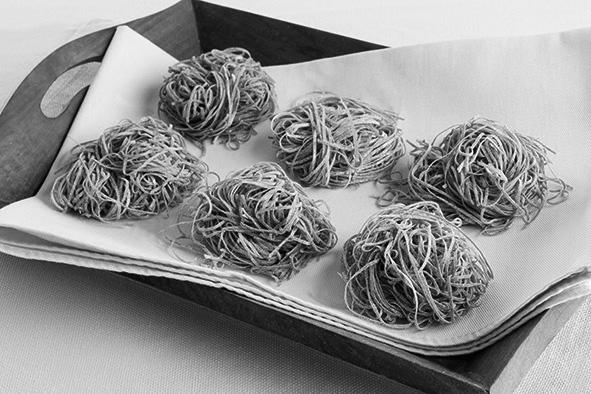 Recepten Spinazie-tagliolini Rode pasta voor cannelloni Ingrediënten: 340 g bloem 3 eieren 70 g gekookte, uitgeknepen en fijngehakte spinazie Zout Bloem voor het uitrollen van het deeg q.s. Proces 1.