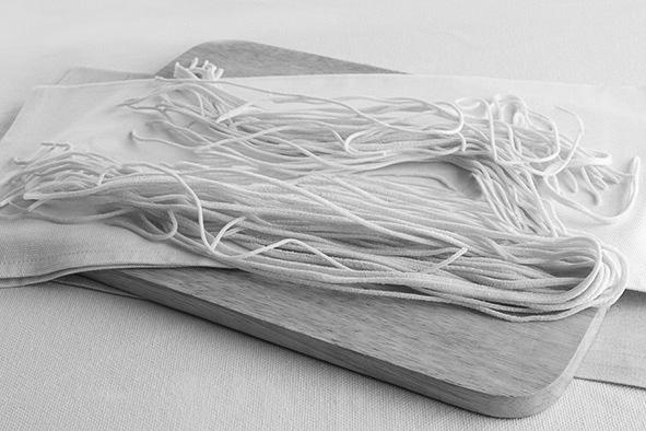 Recepten Verse spaghetti Ingrediënten: 400 g dubbelgemalen hardgriesbloem circa 230 g warm water 6 g zout Bloem voor het uitrollen van het deeg q.s. Proces 1.