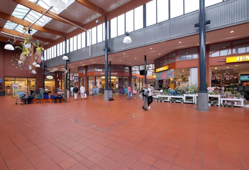 Omschrijving Algemeen Het winkelcentrum beschikt over uitstekende Het sinds 2002 vernieuwde en gemoderniseerde parkeergelegenheid.