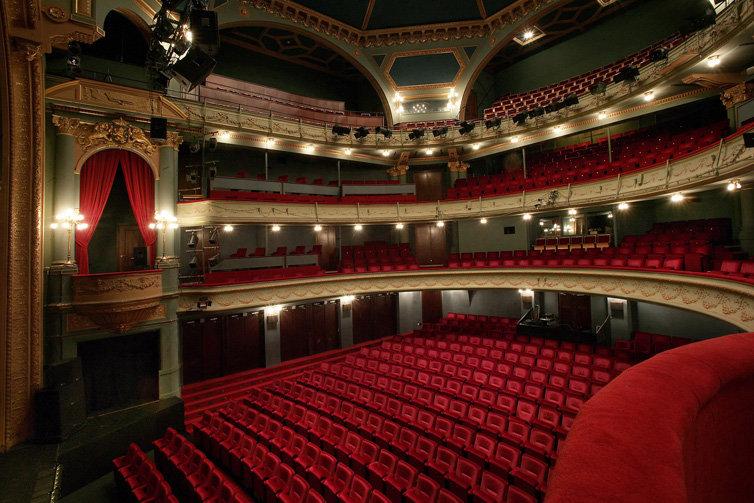 NTGent na grondige renovatie speelklaar voor het nieuwe seizoen In februari 2017 sloot stadstheater NTGent tijdelijk de deuren voor een grondige renovatie.