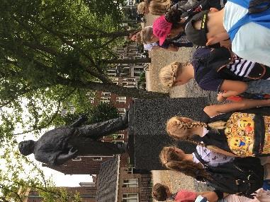 Bij groep 7a kwam zelfs een van de geredde kinderen van toen nog het museum binnen,