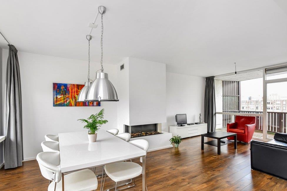 In het centrum van Arnhem gelegen volledig gerenoveerd 3kamer appartement met fraai uitzicht op de Walburgiskerk.