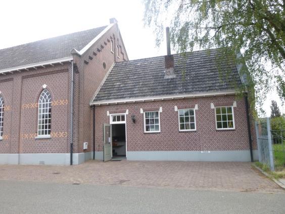 Op het dak van deel achter de kerk Hoeveelheid 1 stuks à 2.