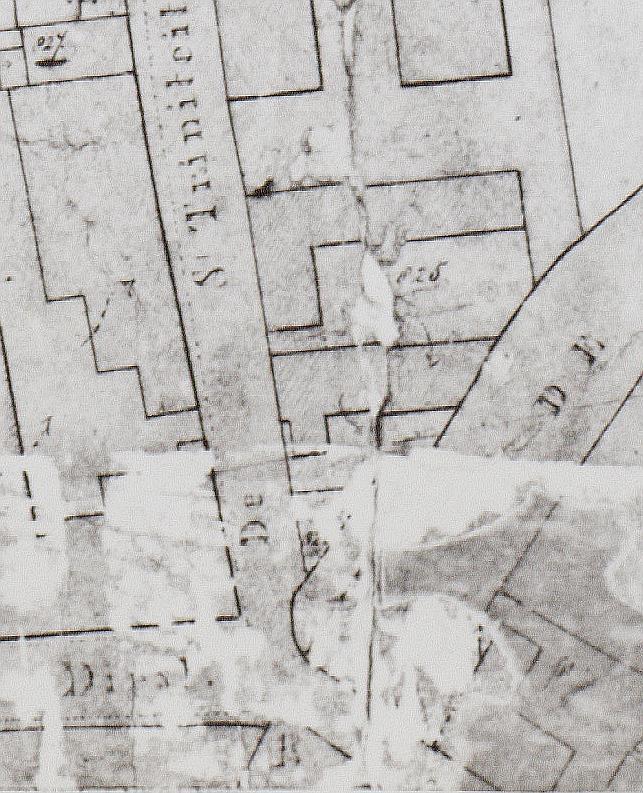 Gedeelte van het minuutplan van 1832; deze kaart is erg slecht en veel scheuren In 1832 is perceel 837 omgenummerd naar H825 bebouwd.