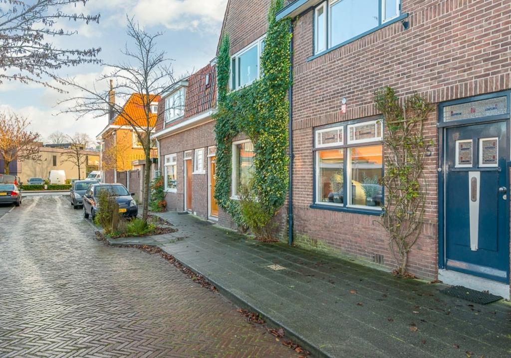 INLEIDING JAN TOOROPSTRAAT 5, 8021 DK ZWOLLE Kom kijken bij dit zeer verrassende woonhuis met prachtige authentieke elementen én een serre op de begane grond, perfect gelegen op steenworp van de