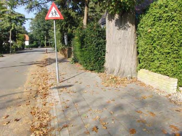 Hildebrandlaan 3 Het trottoir is in werkelijkheid breed genoeg, maar