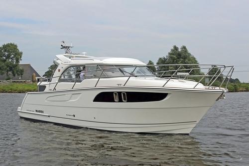 MOTORBOOT - MAREX 320 AFT CABIN CRUISER - DEMO Algemeen Merk: Referentienummer: Afmetingen (l x b x d): Doorvaarthoogte: Werf: Marex 320 Aft Cabin Cruiser D3005 9.99 x 3.30 x 1.00 m 2.