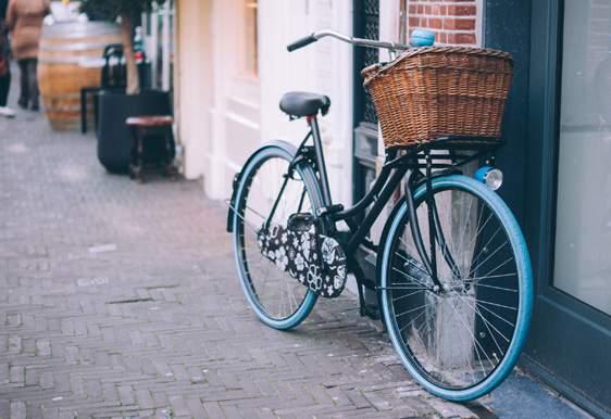 We zorgen voor Middelburg De gemeente moet goed kijken waar er huizen gebouwd worden. 1. De gemeente maakt plannen met inwoners, bedrijven en Woongoed over woningen.