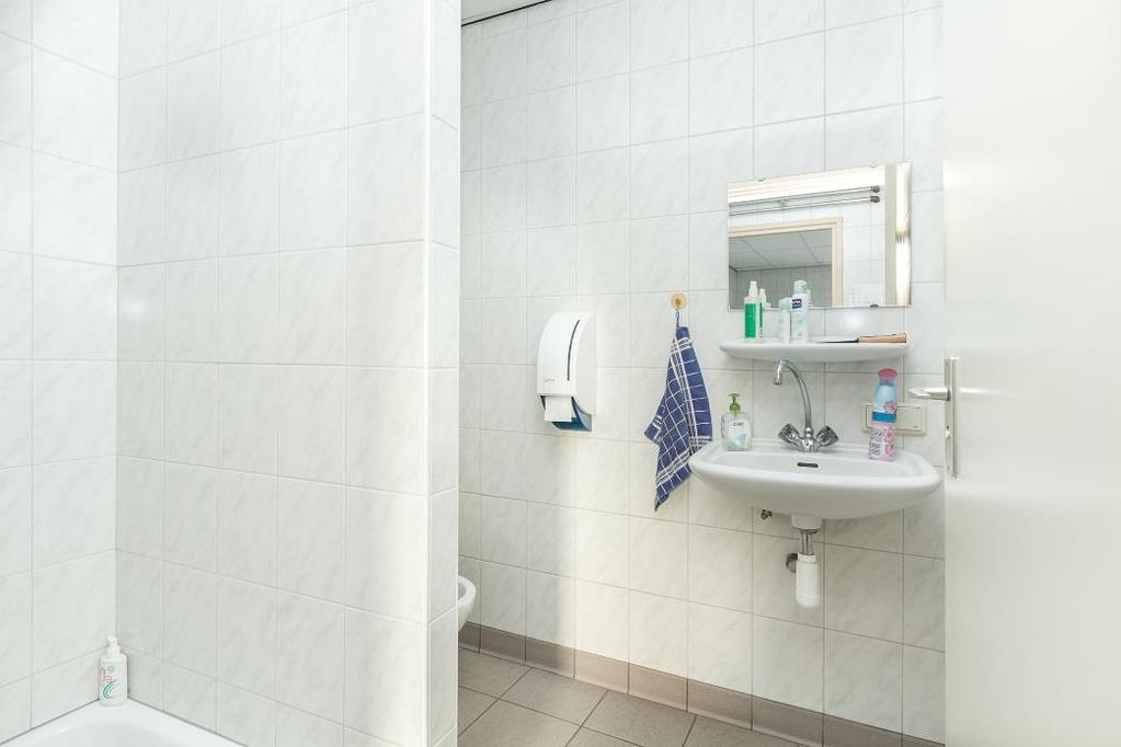 Volledig betegelde doucheruimte met douche met thermostaatkraan, toilet, vaste wastafel en systeemplafond met inbouwspots. Bergruimte met opstelling 2 c.v.-ketels (Nefit Ecomline HR, bouwjaar circa 2000) en opstelling indirect gestookte boiler (Nefit, bouwjaar circa 2000).