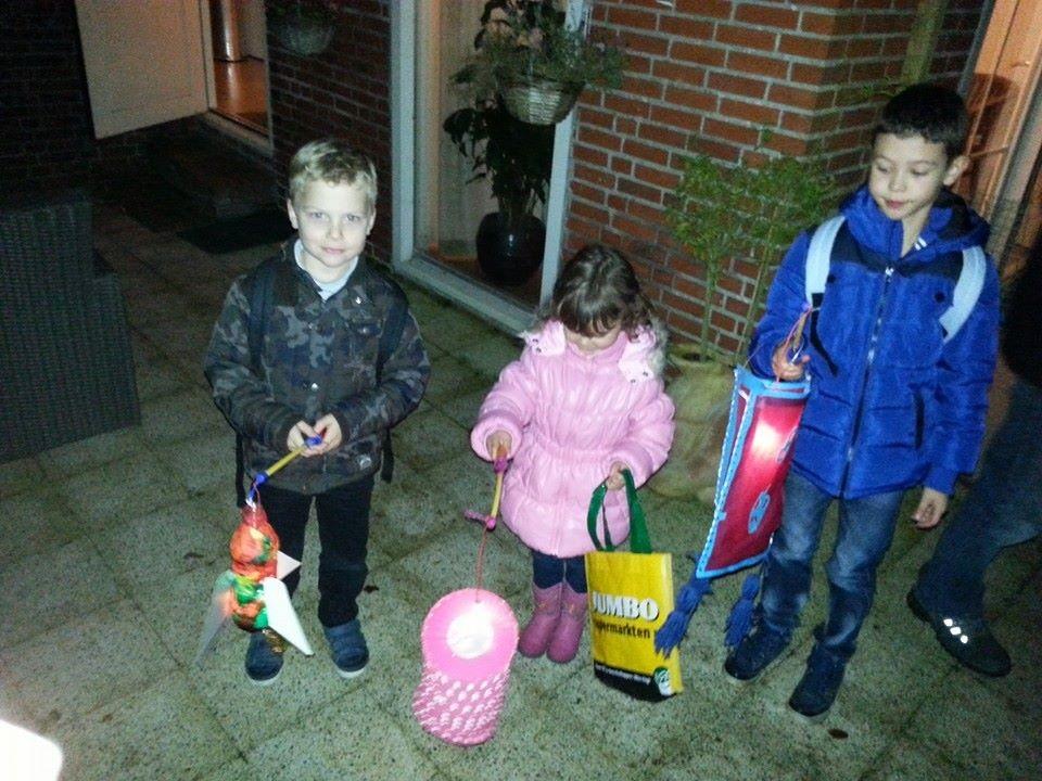 Maarten Onder goede weersomstandigheden konden de kinderen op 11 november weer met hun lampions bij de deuren langs.