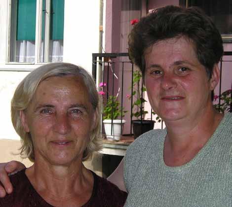 In de lommerrijke tuin begon een bijenvolk te zwermen en binnen begon Ingrid Halbritter aan haar inspirerende verhaal over het leven in Bosnië.