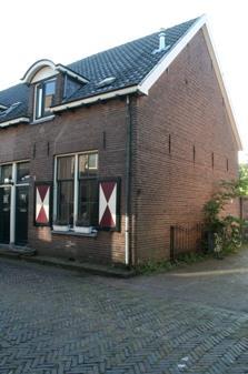 J. Krijnen : 15-09-2014 Datum aanwijzing : 13-01-2015 Situering Een rij woningen gelegen aan de zuidzijde van de Hoogestraat in het noordelijk deel van de historische binnenstad van Doesburg.