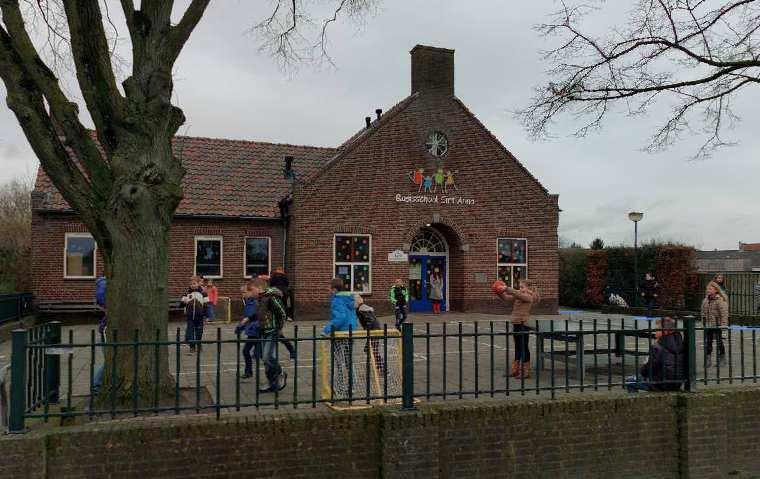 Recreatie en Sport: Sint Cornelisstraat 5: Forelvisvijvers Achter Sint Cornelisstraat 27: Voetbalveld Detailhandel: Sint