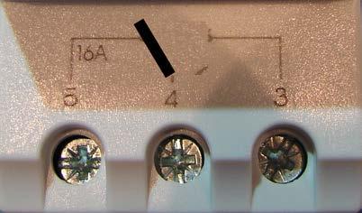 2 Wissel, schakelcontact Aan de onderzijde bevindt zich het wisselcontact voor het in - uitschakelen van elektrische apparatuur.